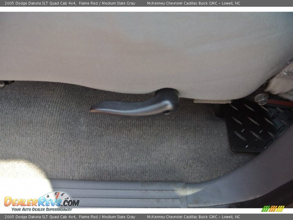 2005 Dodge Dakota SLT Quad Cab 4x4 Flame Red / Medium Slate Gray Photo #9