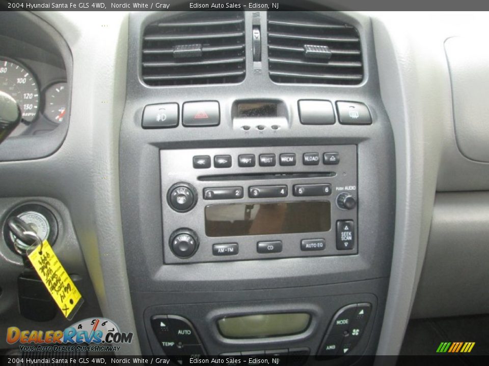 Controls of 2004 Hyundai Santa Fe GLS 4WD Photo #20