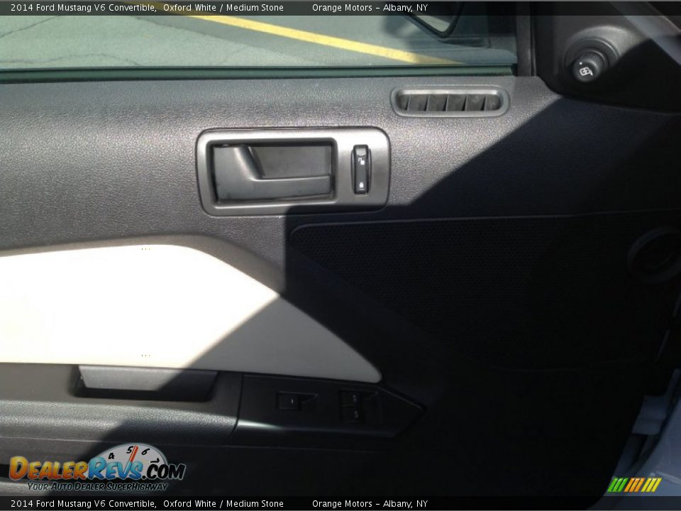 2014 Ford Mustang V6 Convertible Oxford White / Medium Stone Photo #11