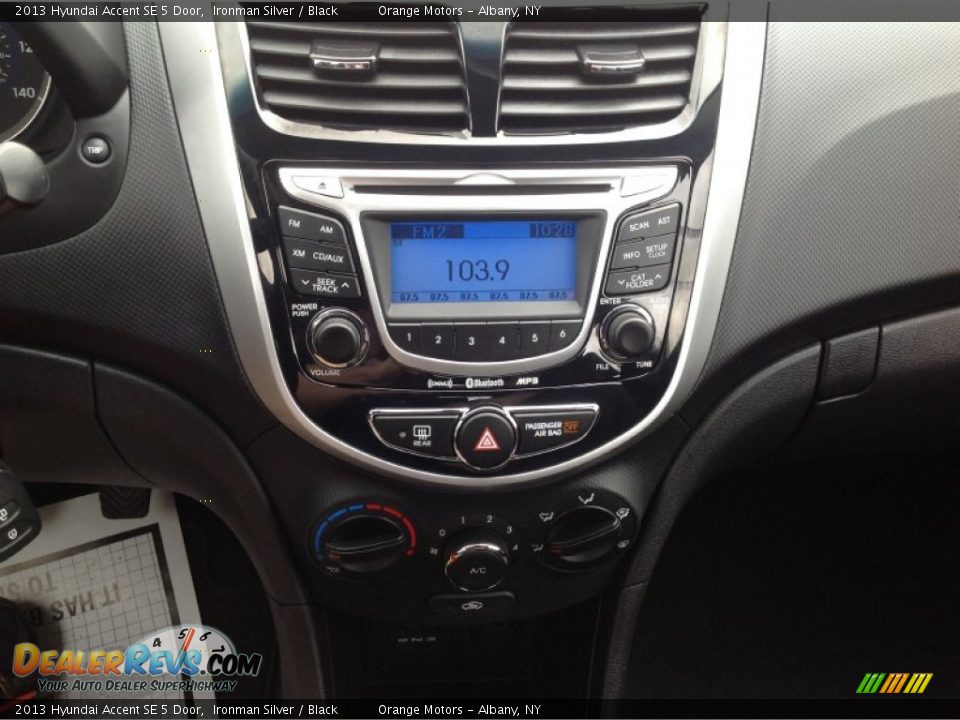 2013 Hyundai Accent SE 5 Door Ironman Silver / Black Photo #8