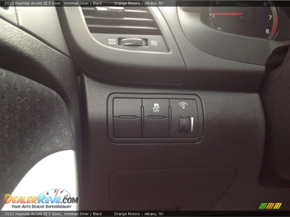 2013 Hyundai Accent SE 5 Door Ironman Silver / Black Photo #10