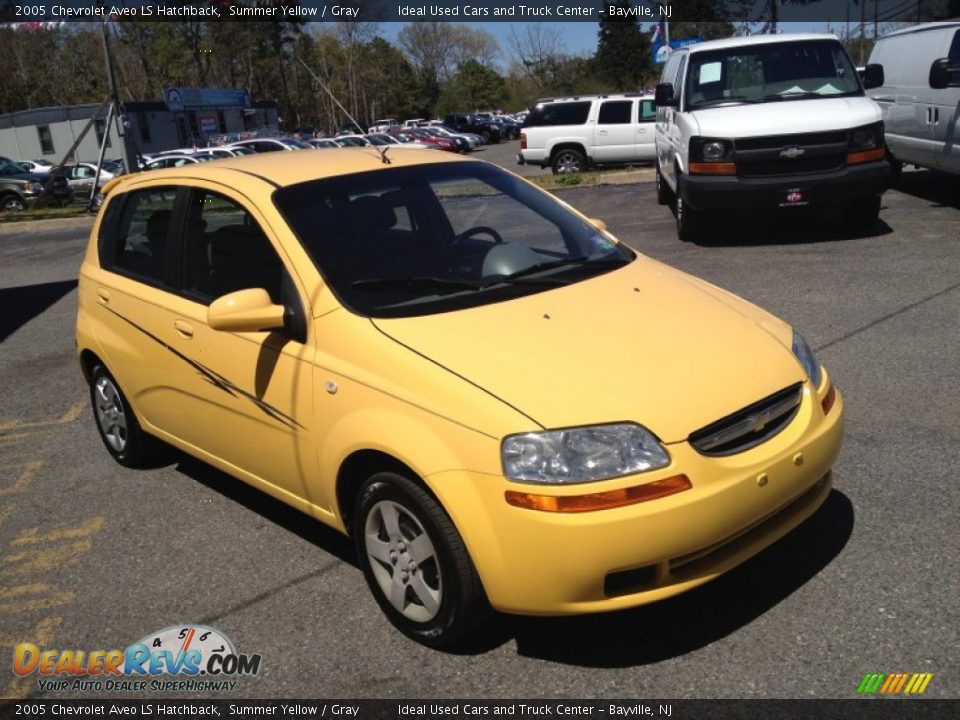 Front 3/4 View of 2005 Chevrolet Aveo LS Hatchback Photo #5