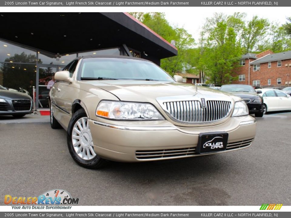 2005 Lincoln Town Car Signature Light French Silk Clearcoat / Light Parchment/Medium Dark Parchment Photo #1