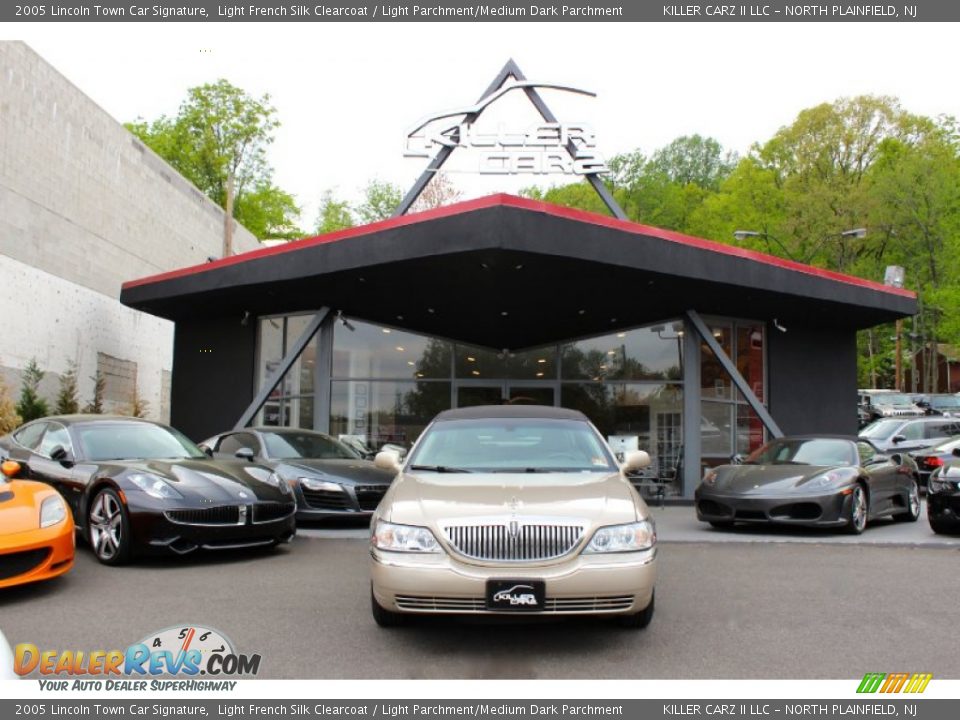2005 Lincoln Town Car Signature Light French Silk Clearcoat / Light Parchment/Medium Dark Parchment Photo #2