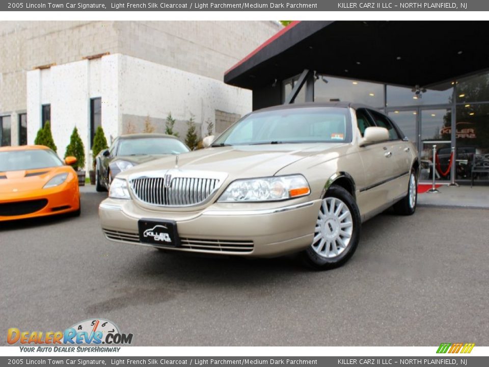 2005 Lincoln Town Car Signature Light French Silk Clearcoat / Light Parchment/Medium Dark Parchment Photo #3