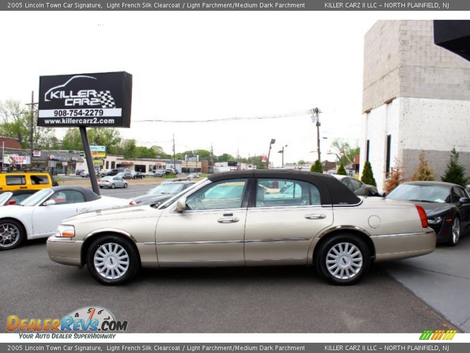 2005 Lincoln Town Car Signature Light French Silk Clearcoat / Light Parchment/Medium Dark Parchment Photo #4