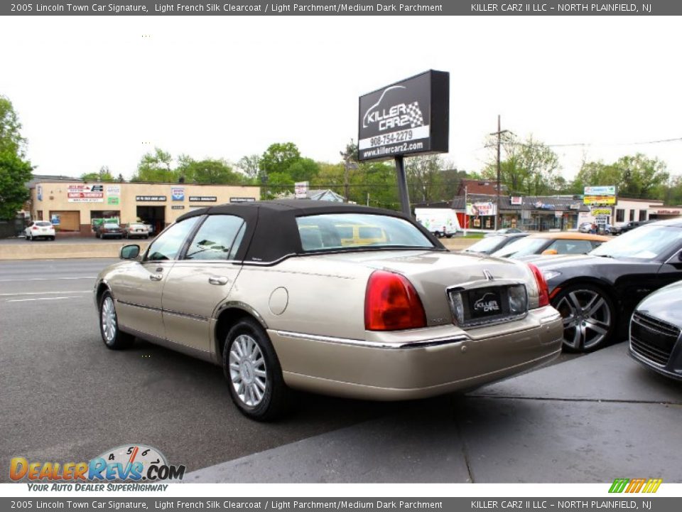 2005 Lincoln Town Car Signature Light French Silk Clearcoat / Light Parchment/Medium Dark Parchment Photo #5