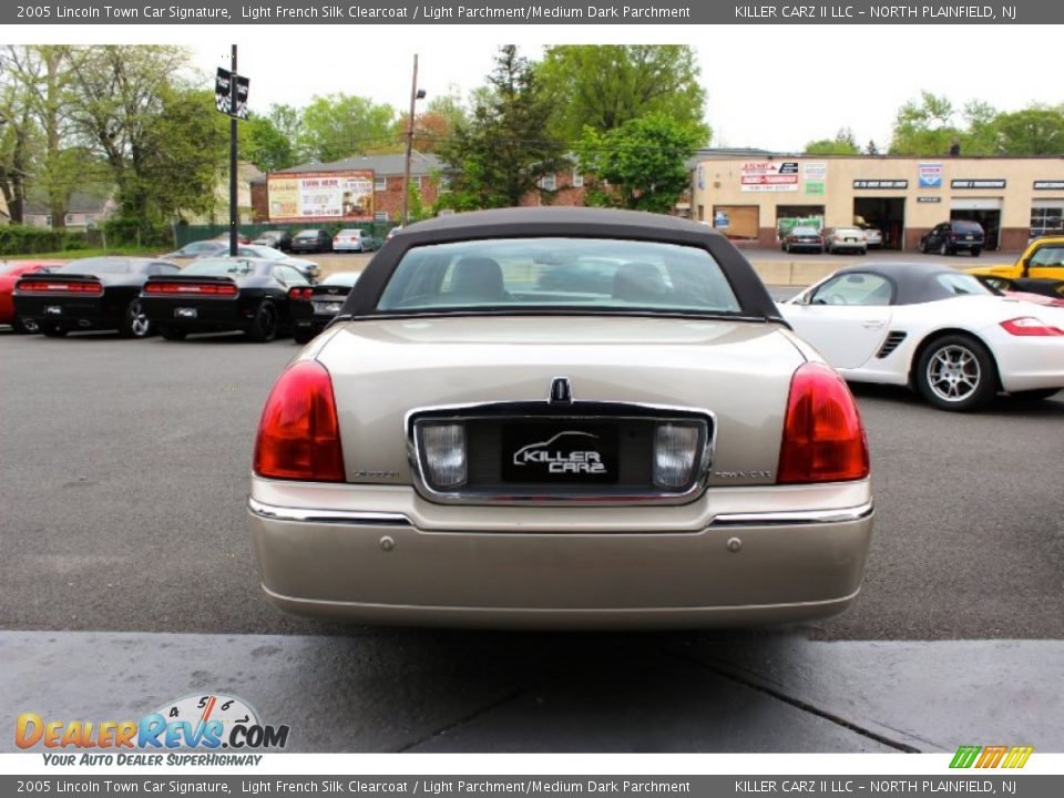 2005 Lincoln Town Car Signature Light French Silk Clearcoat / Light Parchment/Medium Dark Parchment Photo #6