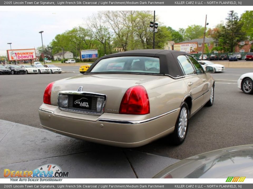 2005 Lincoln Town Car Signature Light French Silk Clearcoat / Light Parchment/Medium Dark Parchment Photo #7