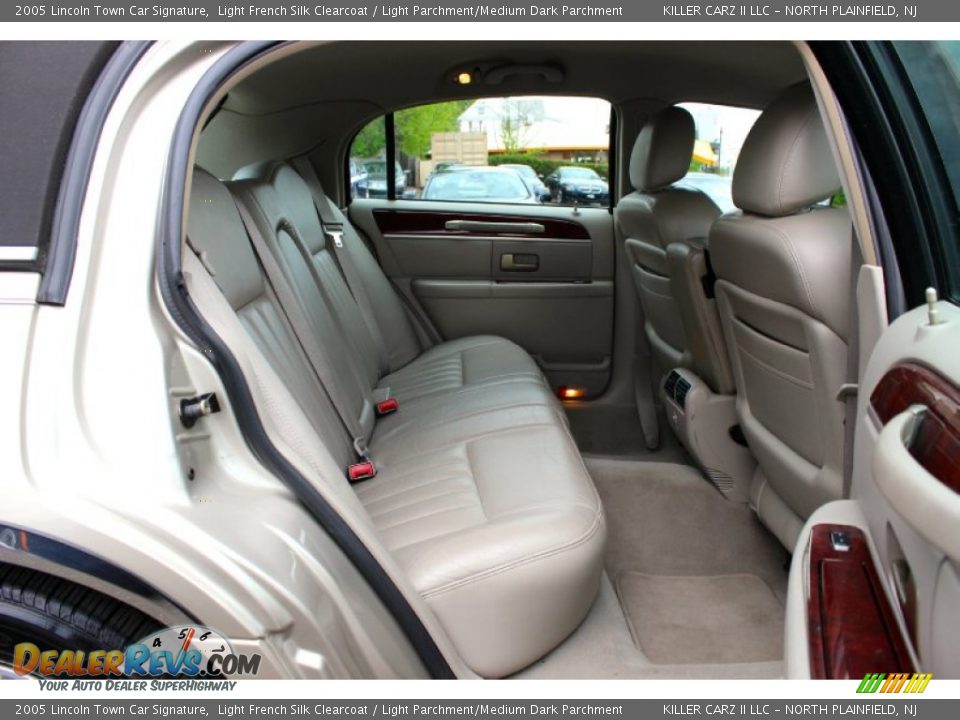 2005 Lincoln Town Car Signature Light French Silk Clearcoat / Light Parchment/Medium Dark Parchment Photo #9