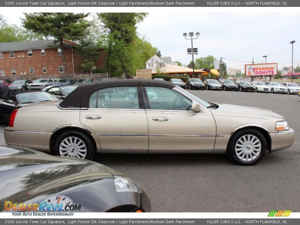2005 Lincoln Town Car Signature Light French Silk Clearcoat / Light Parchment/Medium Dark Parchment Photo #10