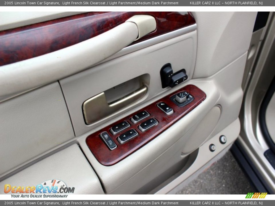 2005 Lincoln Town Car Signature Light French Silk Clearcoat / Light Parchment/Medium Dark Parchment Photo #12