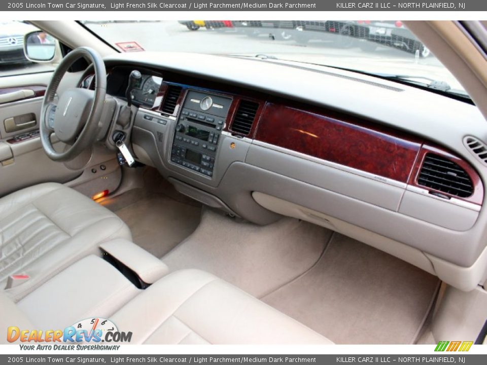 2005 Lincoln Town Car Signature Light French Silk Clearcoat / Light Parchment/Medium Dark Parchment Photo #20