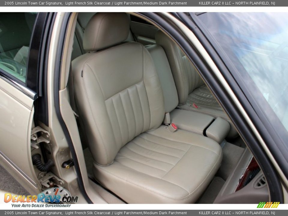 2005 Lincoln Town Car Signature Light French Silk Clearcoat / Light Parchment/Medium Dark Parchment Photo #21
