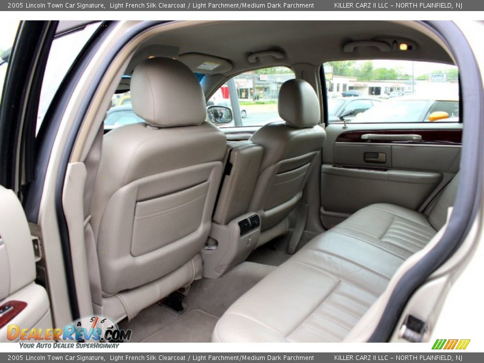 2005 Lincoln Town Car Signature Light French Silk Clearcoat / Light Parchment/Medium Dark Parchment Photo #23
