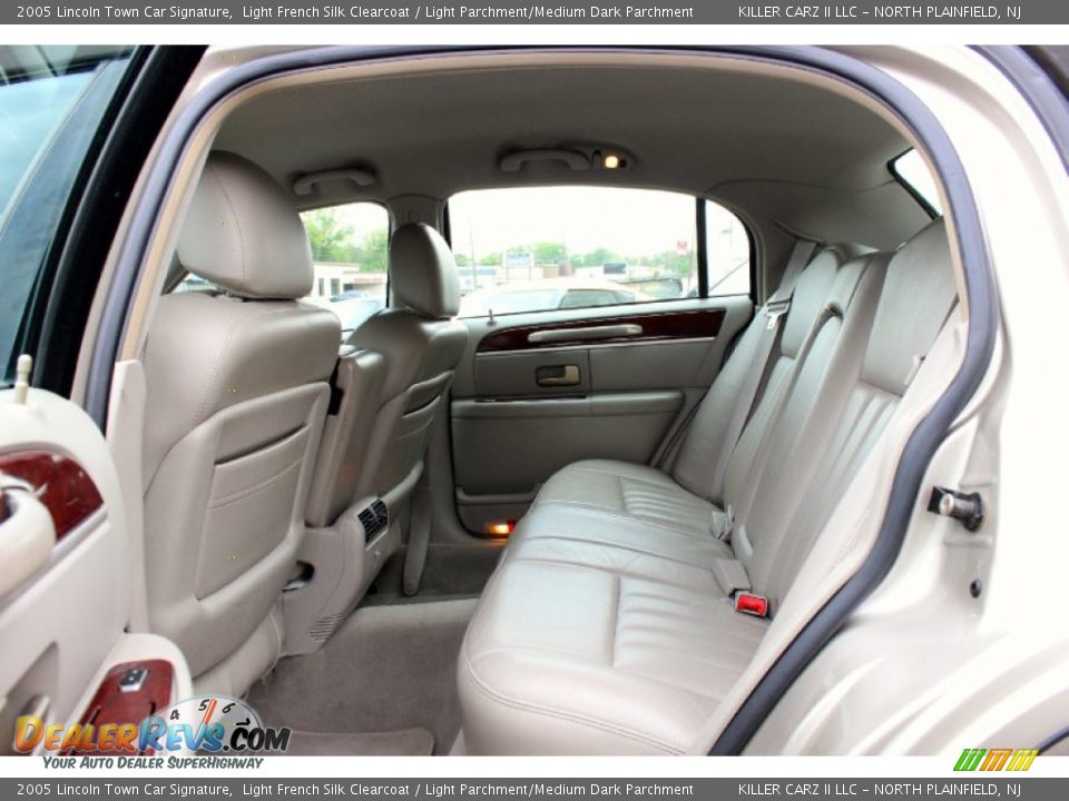 2005 Lincoln Town Car Signature Light French Silk Clearcoat / Light Parchment/Medium Dark Parchment Photo #24