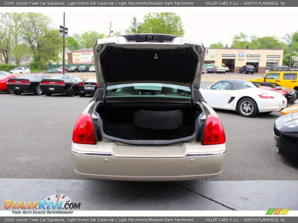 2005 Lincoln Town Car Signature Light French Silk Clearcoat / Light Parchment/Medium Dark Parchment Photo #26