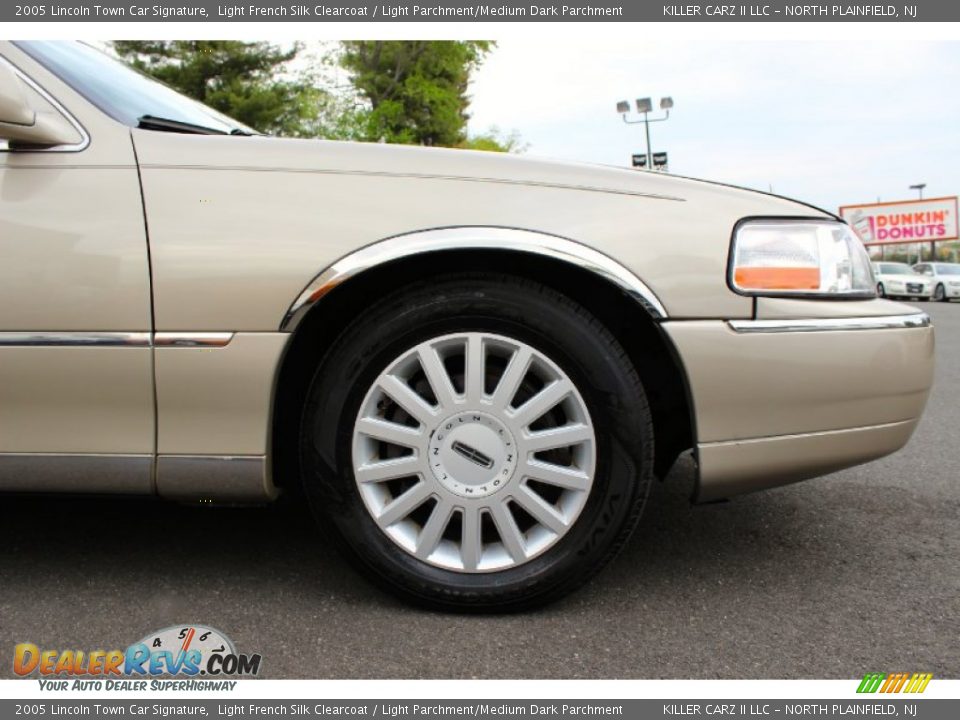 2005 Lincoln Town Car Signature Light French Silk Clearcoat / Light Parchment/Medium Dark Parchment Photo #28