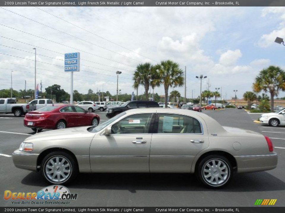 2009 Lincoln Town Car Signature Limited Light French Silk Metallic / Light Camel Photo #2