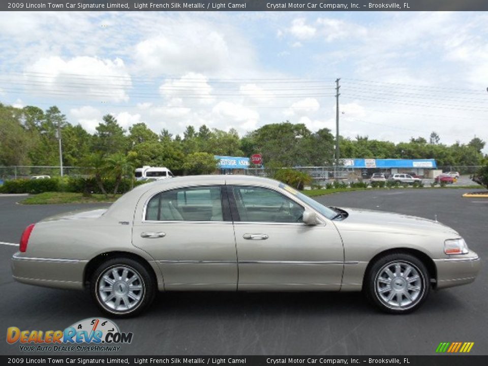 2009 Lincoln Town Car Signature Limited Light French Silk Metallic / Light Camel Photo #9