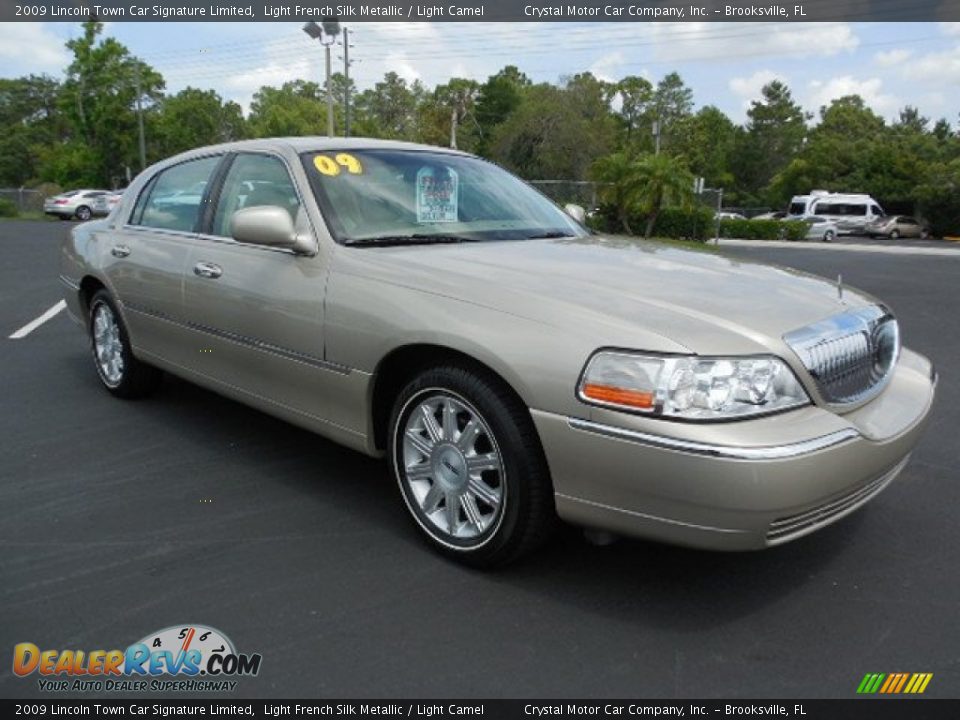 2009 Lincoln Town Car Signature Limited Light French Silk Metallic / Light Camel Photo #10