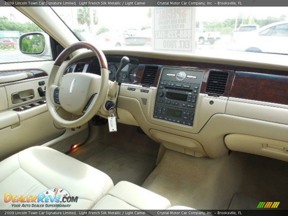 2009 Lincoln Town Car Signature Limited Light French Silk Metallic / Light Camel Photo #11