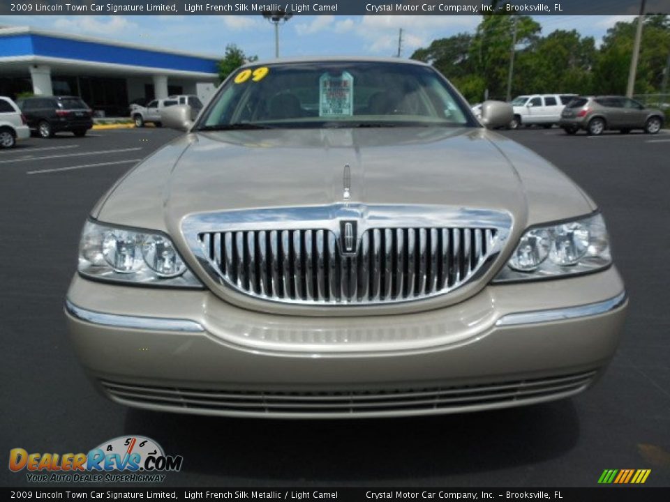 2009 Lincoln Town Car Signature Limited Light French Silk Metallic / Light Camel Photo #13
