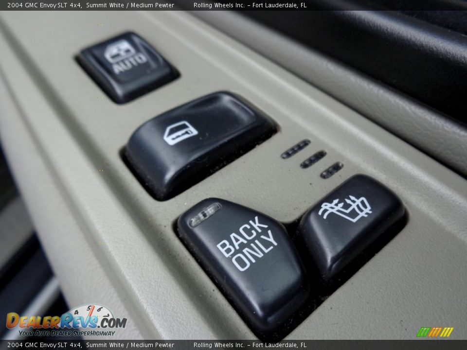 Controls of 2004 GMC Envoy SLT 4x4 Photo #5