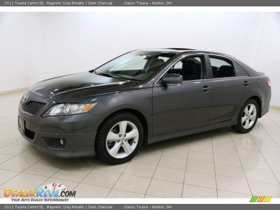 2011 Toyota Camry SE Magnetic Gray Metallic / Dark Charcoal Photo #3