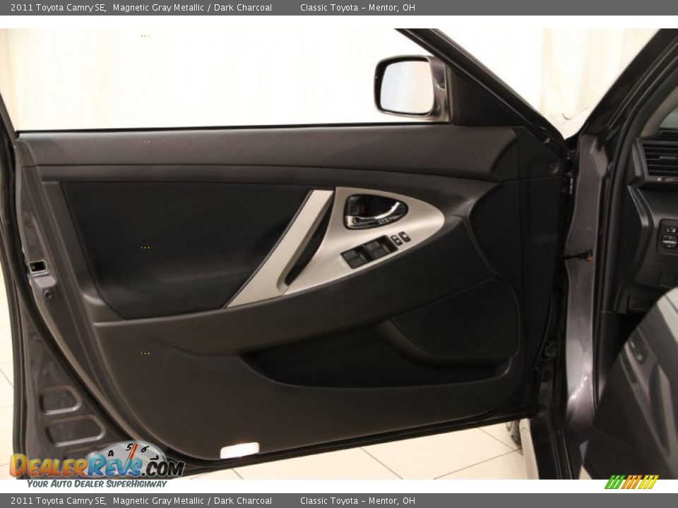 2011 Toyota Camry SE Magnetic Gray Metallic / Dark Charcoal Photo #4