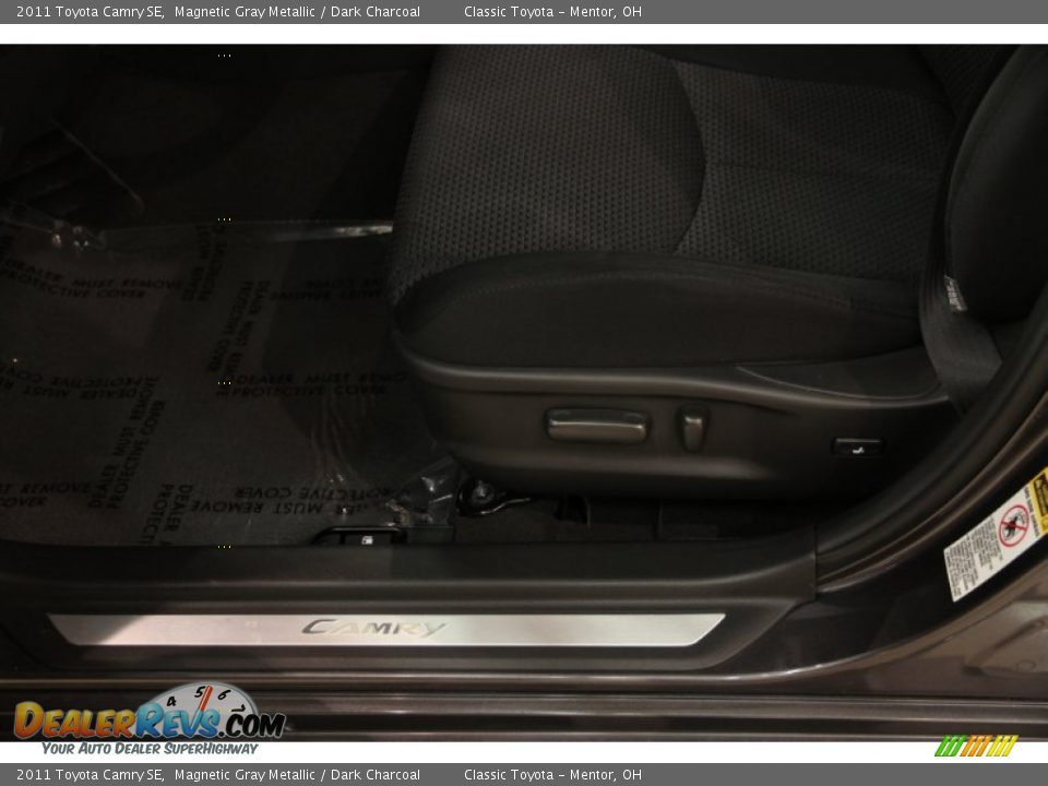 2011 Toyota Camry SE Magnetic Gray Metallic / Dark Charcoal Photo #5