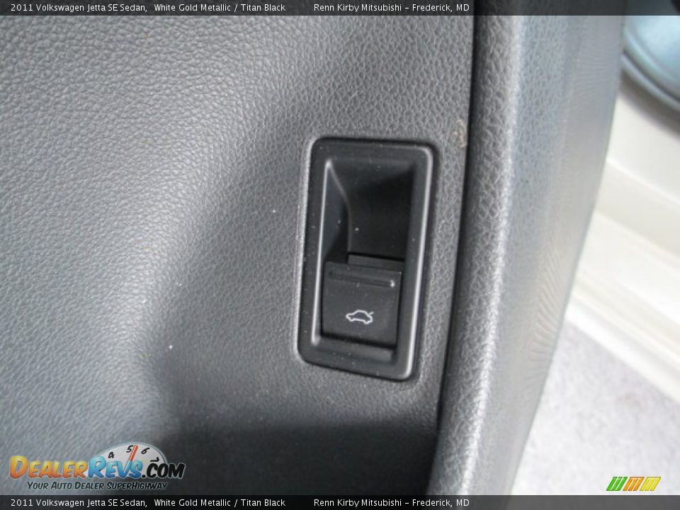 2011 Volkswagen Jetta SE Sedan White Gold Metallic / Titan Black Photo #10
