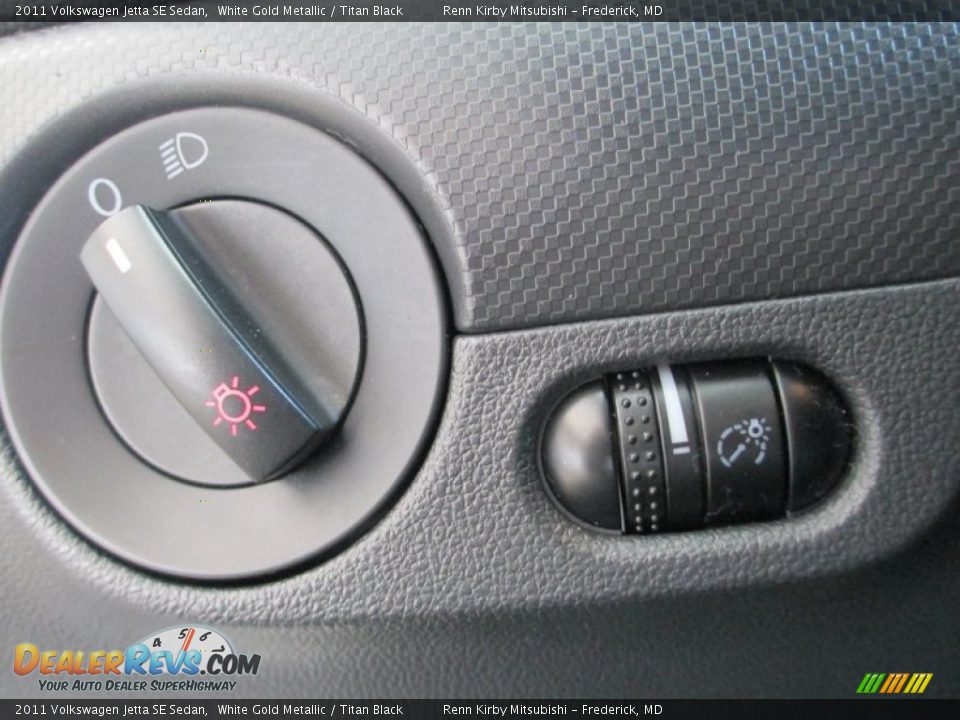 2011 Volkswagen Jetta SE Sedan White Gold Metallic / Titan Black Photo #15