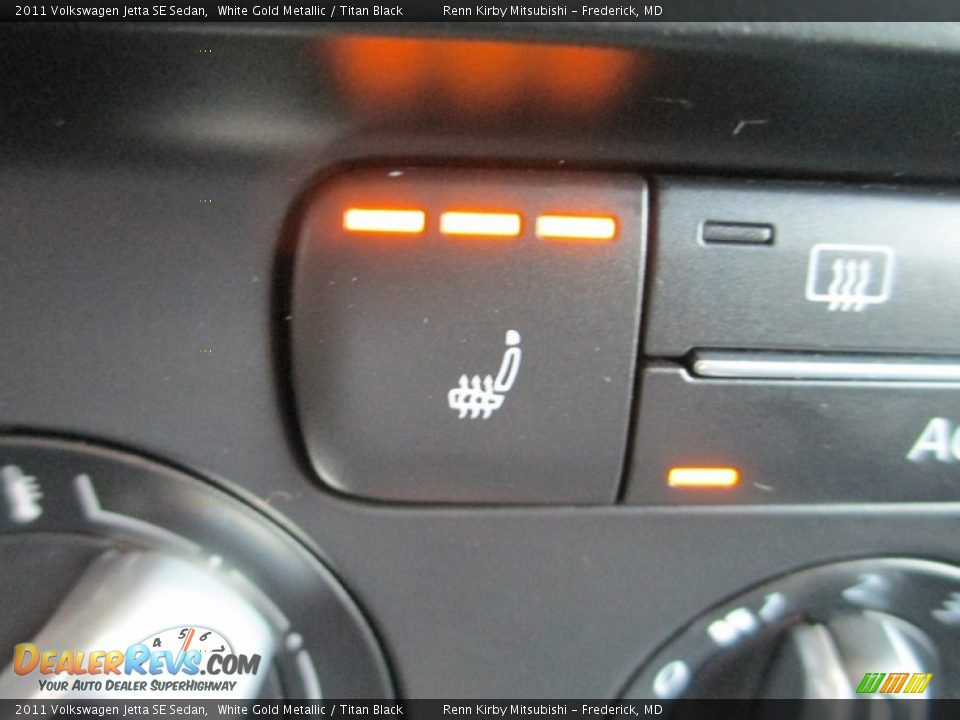 2011 Volkswagen Jetta SE Sedan White Gold Metallic / Titan Black Photo #22