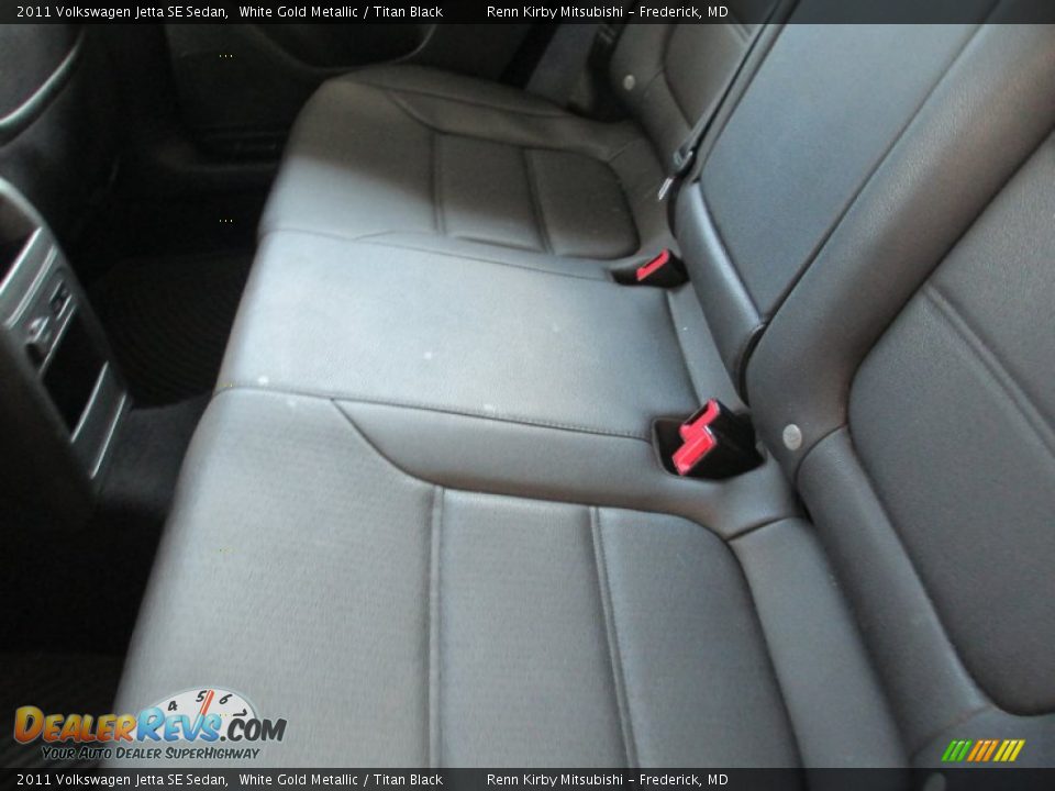 2011 Volkswagen Jetta SE Sedan White Gold Metallic / Titan Black Photo #25