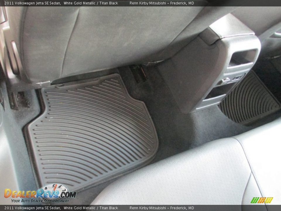 2011 Volkswagen Jetta SE Sedan White Gold Metallic / Titan Black Photo #26