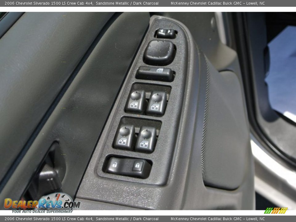 2006 Chevrolet Silverado 1500 LS Crew Cab 4x4 Sandstone Metallic / Dark Charcoal Photo #10