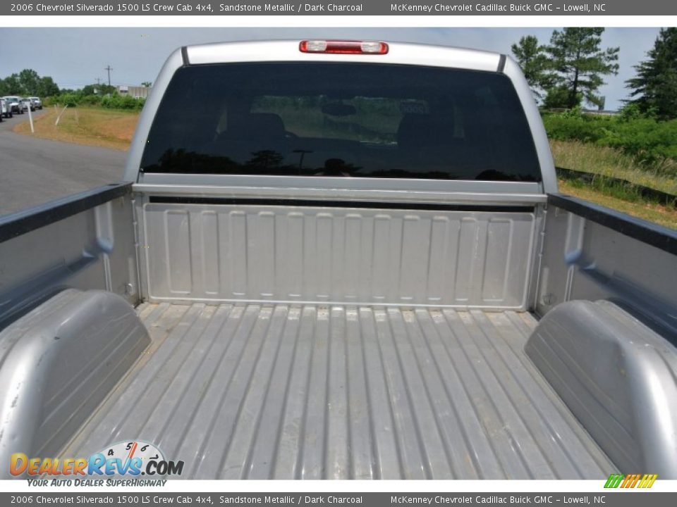 2006 Chevrolet Silverado 1500 LS Crew Cab 4x4 Sandstone Metallic / Dark Charcoal Photo #16