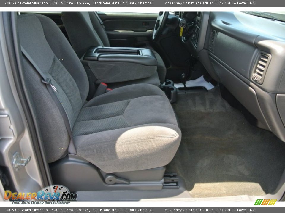 2006 Chevrolet Silverado 1500 LS Crew Cab 4x4 Sandstone Metallic / Dark Charcoal Photo #17