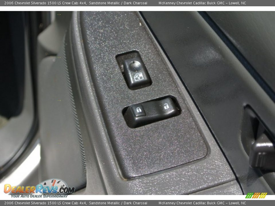 2006 Chevrolet Silverado 1500 LS Crew Cab 4x4 Sandstone Metallic / Dark Charcoal Photo #19