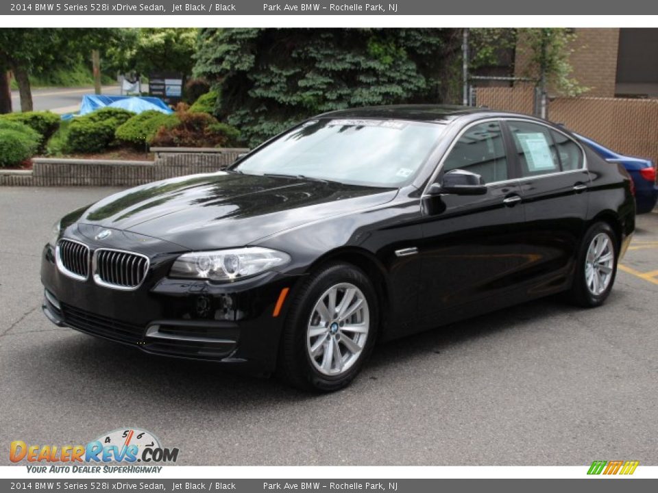 Front 3/4 View of 2014 BMW 5 Series 528i xDrive Sedan Photo #6