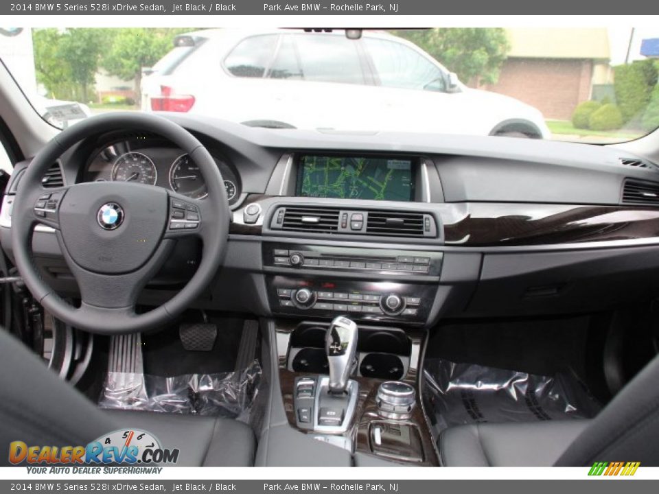Dashboard of 2014 BMW 5 Series 528i xDrive Sedan Photo #12