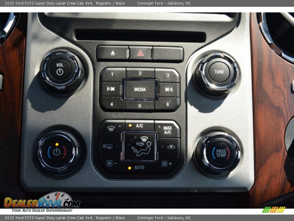 2015 Ford F250 Super Duty Lariat Crew Cab 4x4 Magnetic / Black Photo #23