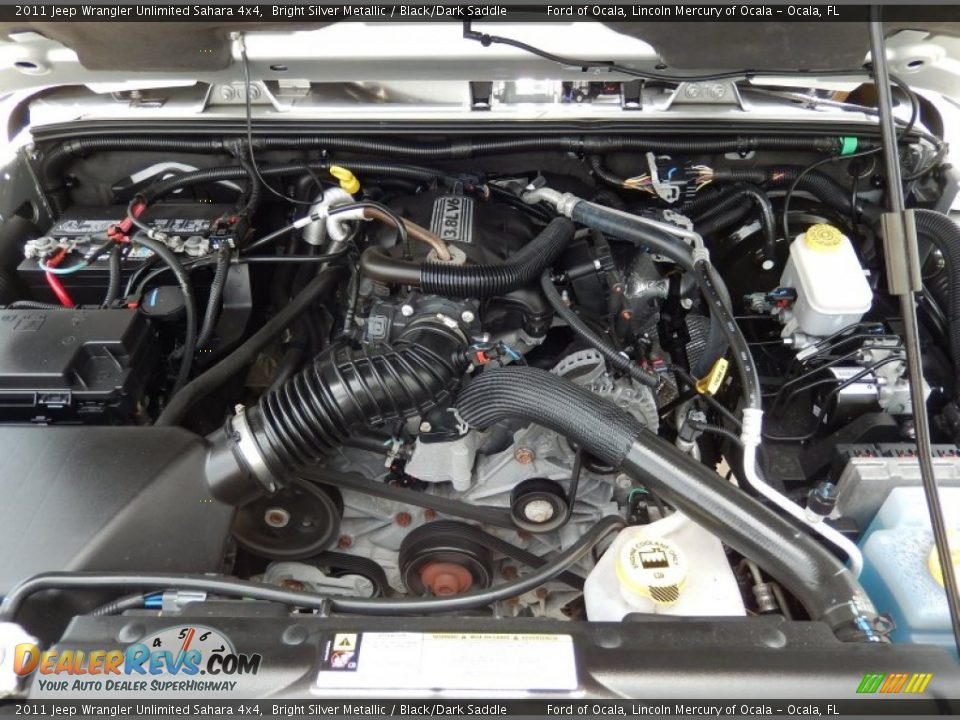 2011 Jeep Wrangler Unlimited Sahara 4x4 Bright Silver Metallic / Black/Dark Saddle Photo #33