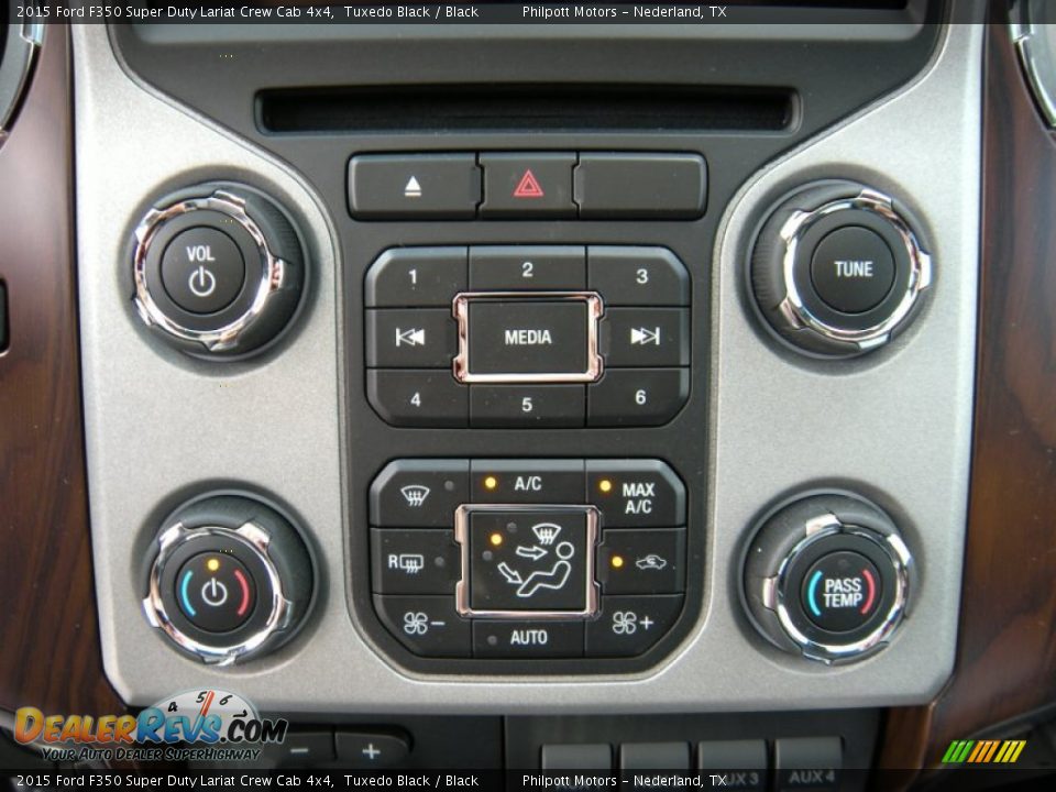 Controls of 2015 Ford F350 Super Duty Lariat Crew Cab 4x4 Photo #33