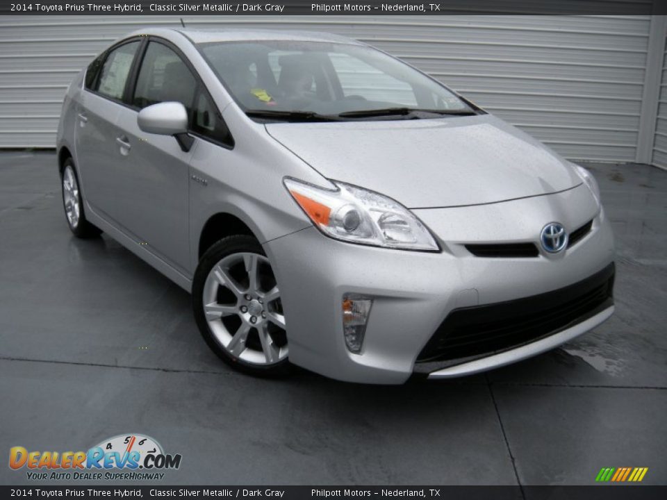 Front 3/4 View of 2014 Toyota Prius Three Hybrid Photo #1