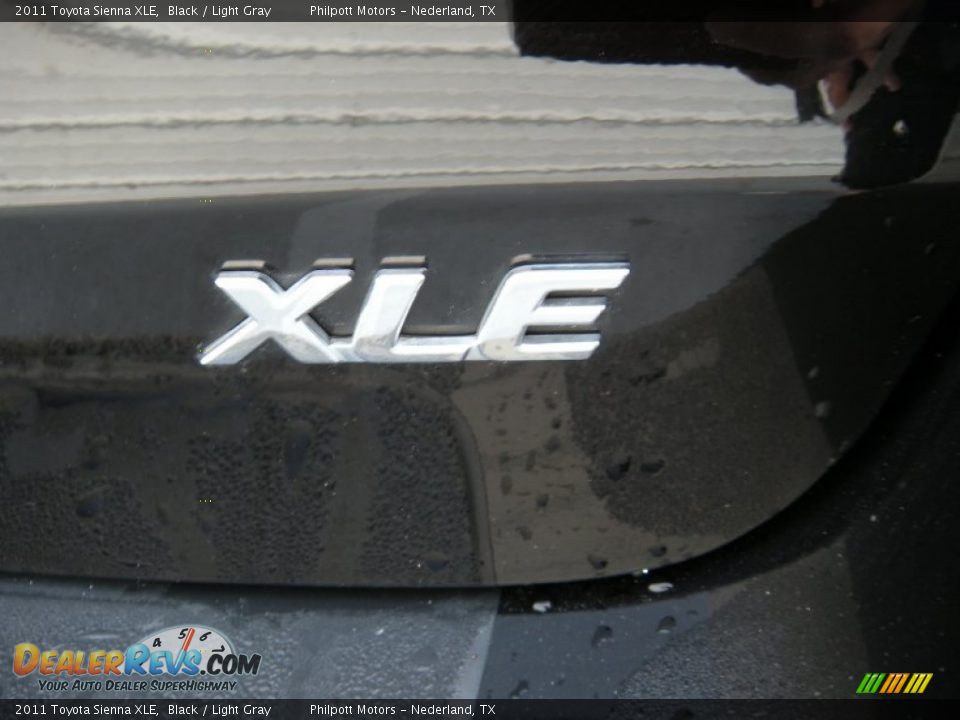 2011 Toyota Sienna XLE Black / Light Gray Photo #19