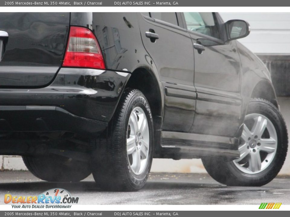 2005 Mercedes-Benz ML 350 4Matic Black / Charcoal Photo #24