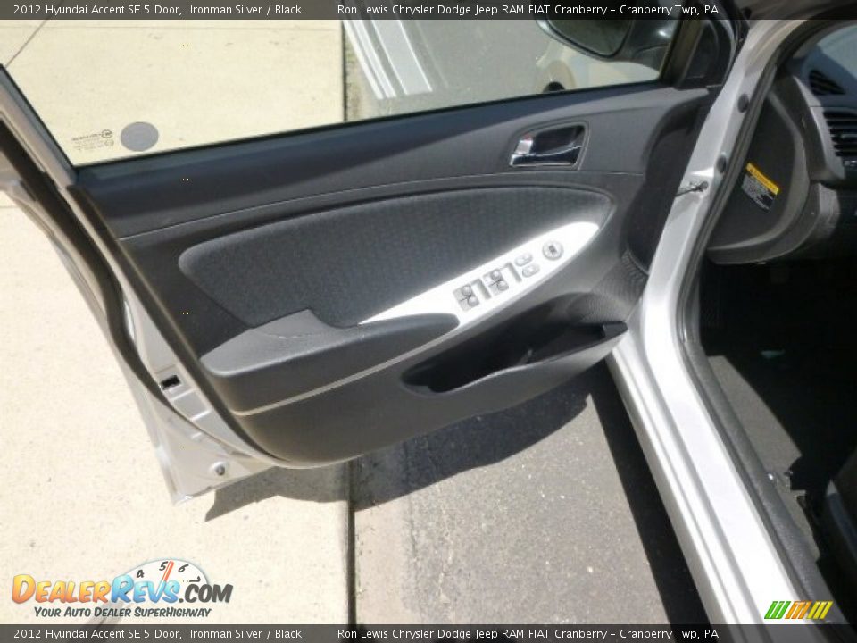 2012 Hyundai Accent SE 5 Door Ironman Silver / Black Photo #11