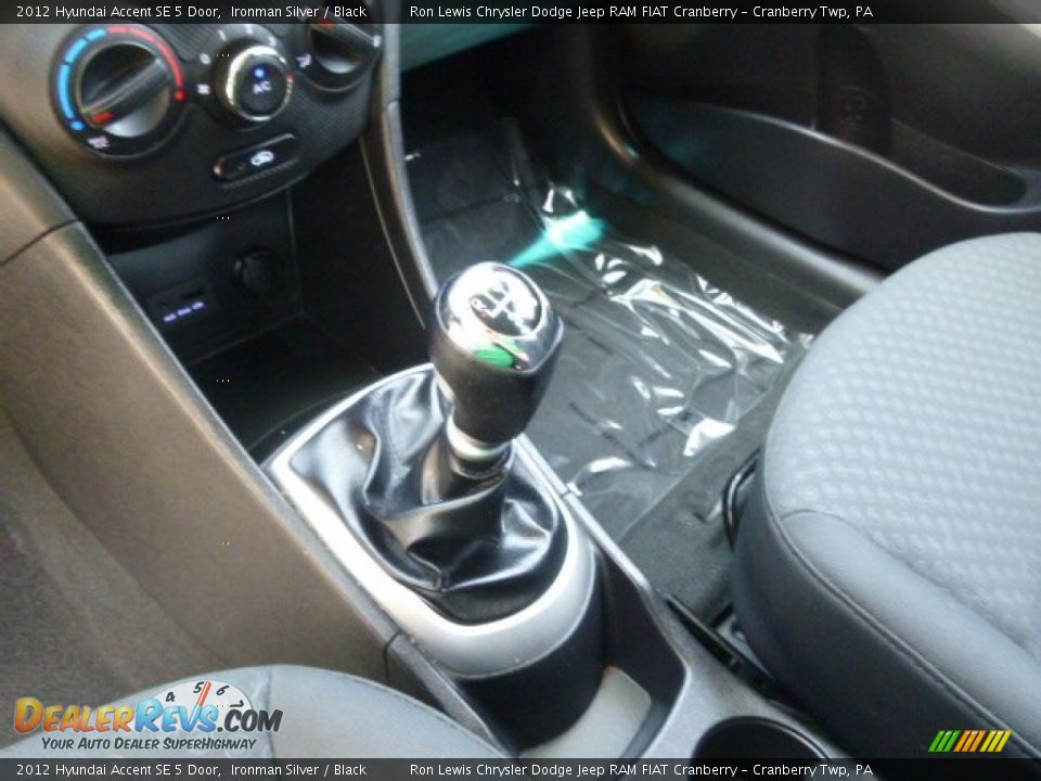 2012 Hyundai Accent SE 5 Door Ironman Silver / Black Photo #17